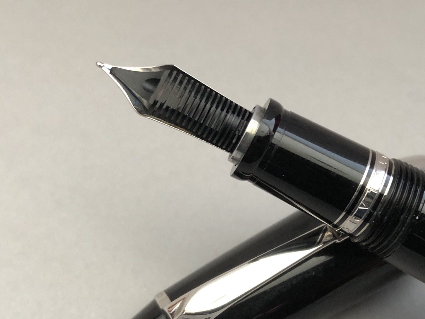 Montblanc bite me discount extra large fountain pen