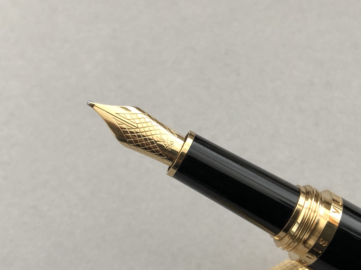 LouisVuitton Fountain Pen. Small pen tip 750. Dock leather. 18k yellow gold