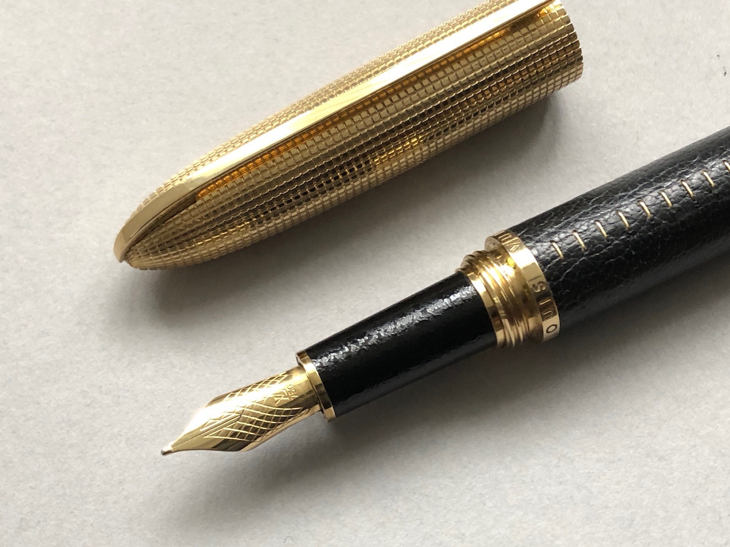 Louis Vuitton Fountain Pen Doc Cuir Leather Body Gold plated Cap - Near Mint