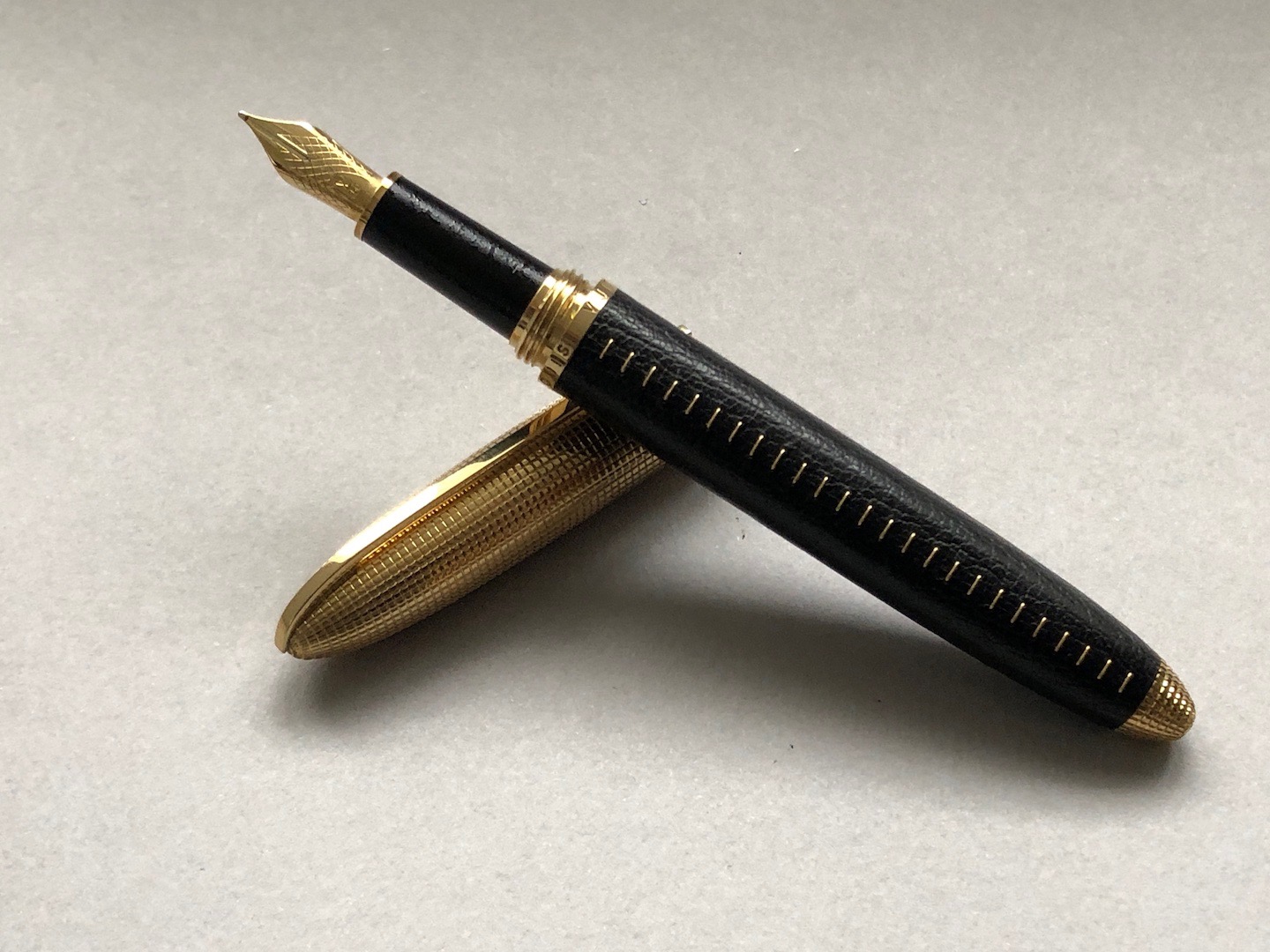 Louis Vuitton Dock lacquer Black/Gold Cap type Ballpoint Pen N76402 (No  Box) F/S
